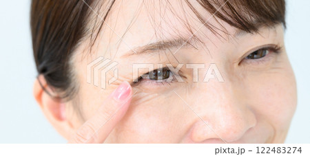 女性 目元 女性 目元 122483274