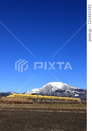 冠雪の伊吹山とドクターイエロー 122483393