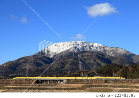 冠雪の伊吹山とドクターイエロー 122483395