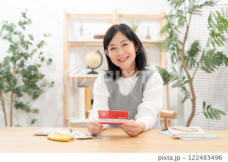 女性　シニア　ライフプラン　笑顔 122483496