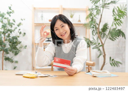 女性　シニア　ライフプラン　笑顔 122483497