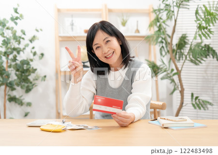 女性　シニア　ライフプラン　笑顔 122483498