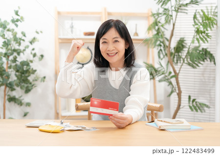 女性 シニア ライフプラン 笑顔 女性 シニア ライフプラン 笑顔 122483499