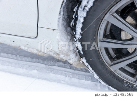 タイヤハウスに付着した雪の塊 122483569
