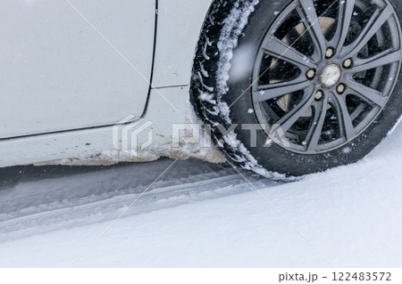 タイヤハウスに付着した雪の塊 122483572