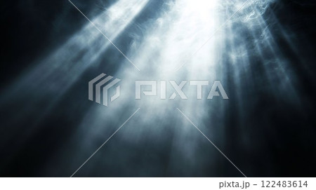 光が差し込む幻想的な背景 光が差し込む幻想的な背景 122483614