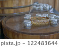 竹籠と桶 122483644