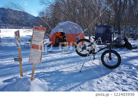 全面凍結した糠平湖の湖畔にあるコーヒーショップと自転車 122483936