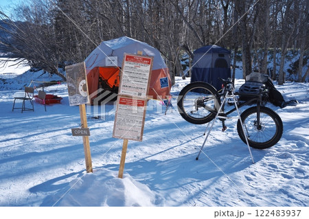 全面凍結した糠平湖の湖畔にあるコーヒーショップと自転車 122483937