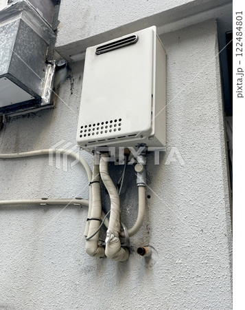 屋外の給湯器 屋外の給湯器 122484801