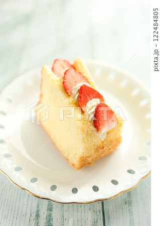 苺とサワークリームのシフォンサンド 苺とサワークリームのシフォンサンド 122484805