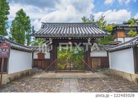 京都 妙心寺 山内塔頭天球院の門前 122485026