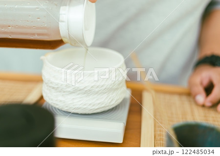 Barista make  Hojicha milk latte 122485034