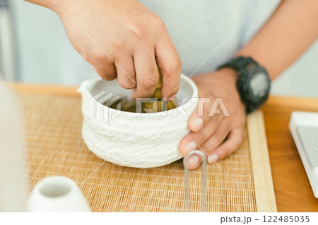 Barista make Hojicha milk latte Barista make Hojicha milk latte 122485035