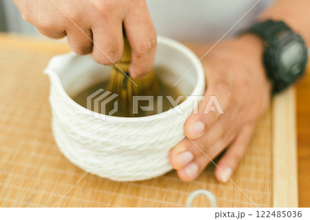 Barista make Hojicha milk latte Barista make Hojicha milk latte 122485036