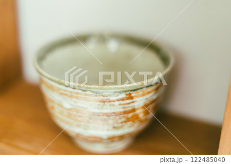 Close up handmade bowl ceramic on shelves 122485040