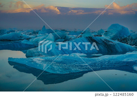 ヨークルスアゥルロゥン氷河湖 122485160