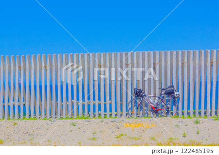 砂浜に自転車と柵 砂浜に自転車と柵 122485195