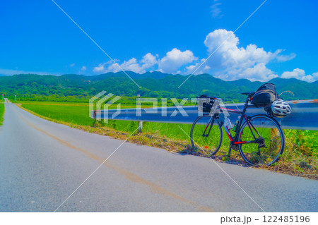 田んぼ沿いのサイクリング 122485196