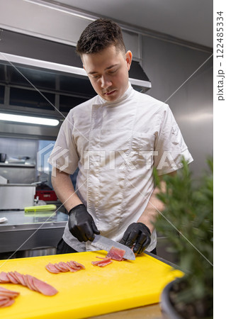 Professional chef slicing tuna 122485334