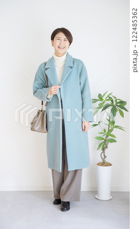 女性冬服のファッションコーディネート全身(縦向き) 女性冬服のファッションコーディネート全身(縦向き) 122485362