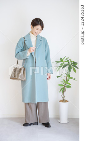 女性冬服のファッションコーディネート全身(縦向き) 女性冬服のファッションコーディネート全身(縦向き) 122485363