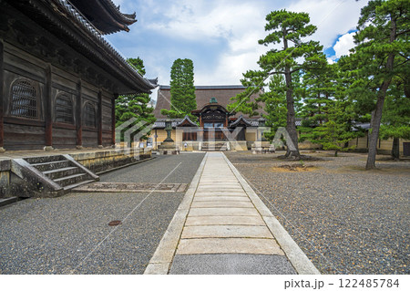 京都 妙心寺 大方丈へ続く石畳の参道 京都 妙心寺 大方丈へ続く石畳の参道 122485784