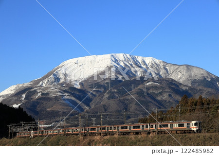 冠雪の伊吹山と東海道線313系電車 122485982