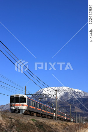 冠雪の伊吹山と東海道線313系電車 122485984