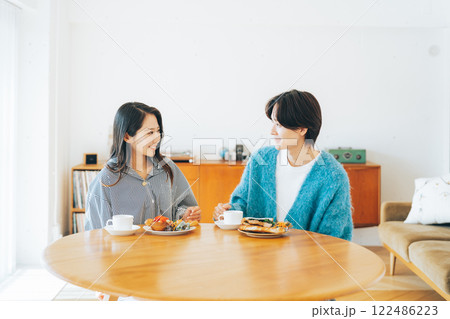 食事をする若い夫婦 カップル 食事をする若い夫婦 カップル 122486223