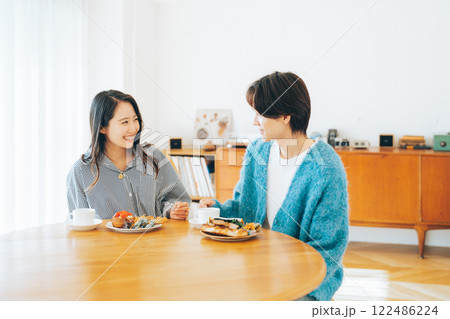 食事をする若い夫婦 カップル　 122486224