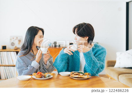 食事をする若い夫婦 カップル　 122486226