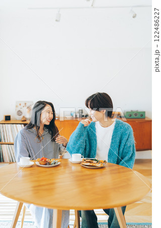 食事をする若い夫婦 カップル 食事をする若い夫婦 カップル 122486227