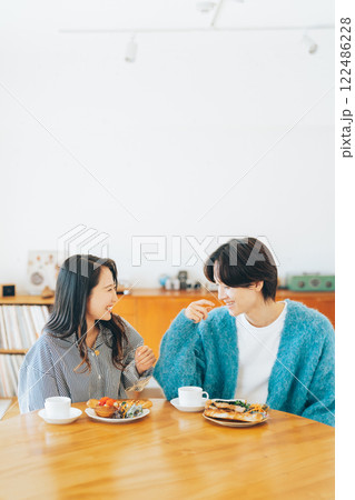 食事をする若い夫婦 カップル 食事をする若い夫婦 カップル 122486228