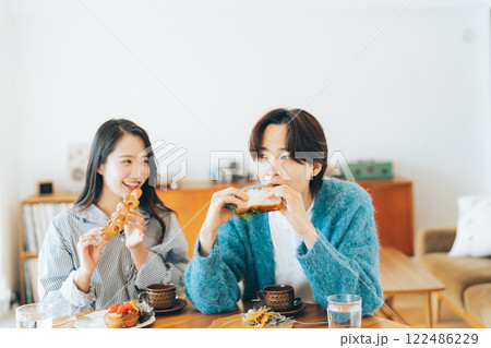食事をする若い夫婦 カップル　 122486229
