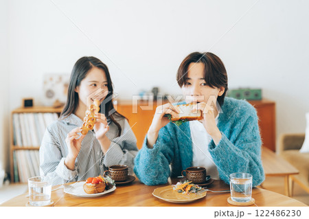 食事をする若い夫婦 カップル 食事をする若い夫婦 カップル 122486230