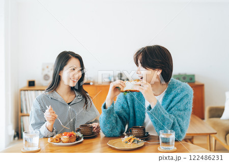 食事をする若い夫婦 カップル 食事をする若い夫婦 カップル 122486231