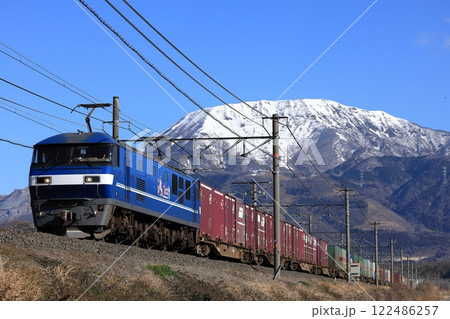 冠雪の伊吹山と東海道線を走るEF210貨物列車 122486257