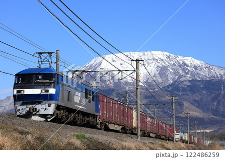 冠雪の伊吹山と東海道線を走るEF210貨物列車 122486259