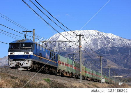 冠雪の伊吹山と東海道線を走るEF210貨物列車 122486262