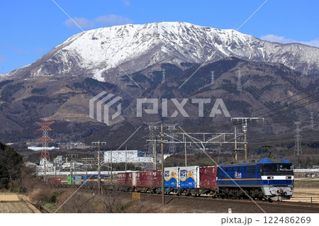 冠雪の伊吹山と東海道線を走るEF210貨物列車 122486269