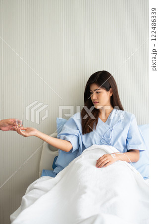 Doctors give medicine to patients in hospitals. Concept of healthcare and medical Doctors give medicine to patients in hospitals. Concept of healthcare and medical 122486339