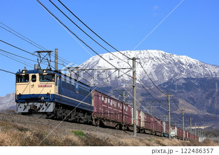 冠雪の伊吹山と東海道線を走るEF65貨物列車 冠雪の伊吹山と東海道線を走るEF65貨物列車 122486357