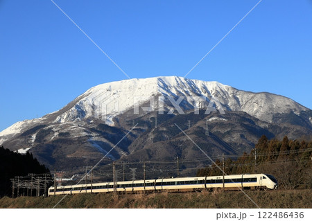 冠雪の伊吹山と特急しらさぎ 122486436