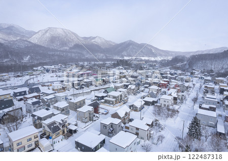 雪が降る住宅街（空撮） 122487318