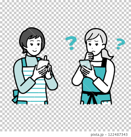 スマホを持ちながら会話をする女性達 122487343