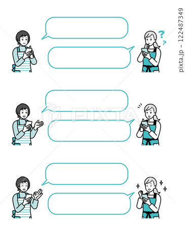 スマホを持ちながら会話をする女性達 122487349