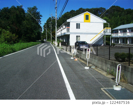駐車禁止の看板が並ぶ道路 駐車禁止の看板が並ぶ道路 122487516