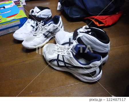 バレーボールシューズのカットの高さ 122487517