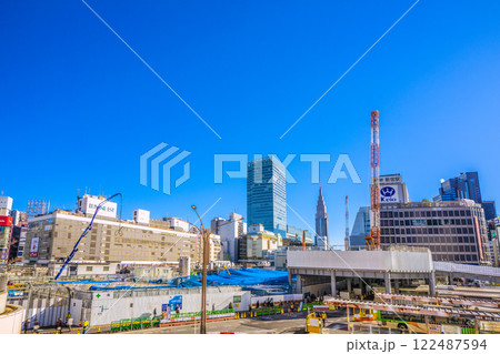 日本の東京都市景観 新時代へ……新宿駅前や新宿駅西口再開発などを望む…希望の光…=令和7年1月10日 日本の東京都市景観 新時代へ……新宿駅前や新宿駅西口再開発などを望む…希望の光…=令和7年1月10日 122487594